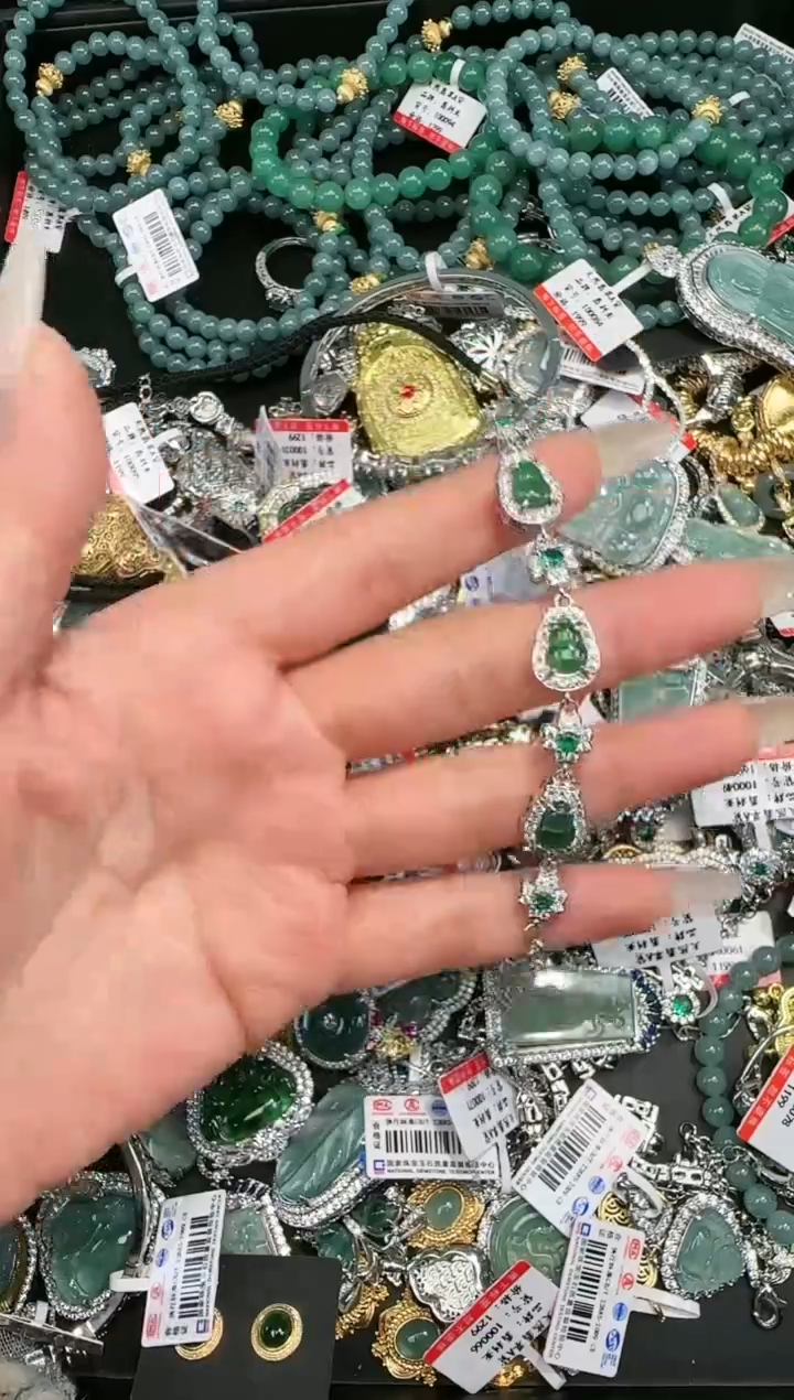 【闪购商品】翡翠吊坠(赠链)未镶嵌天然翡翠A货