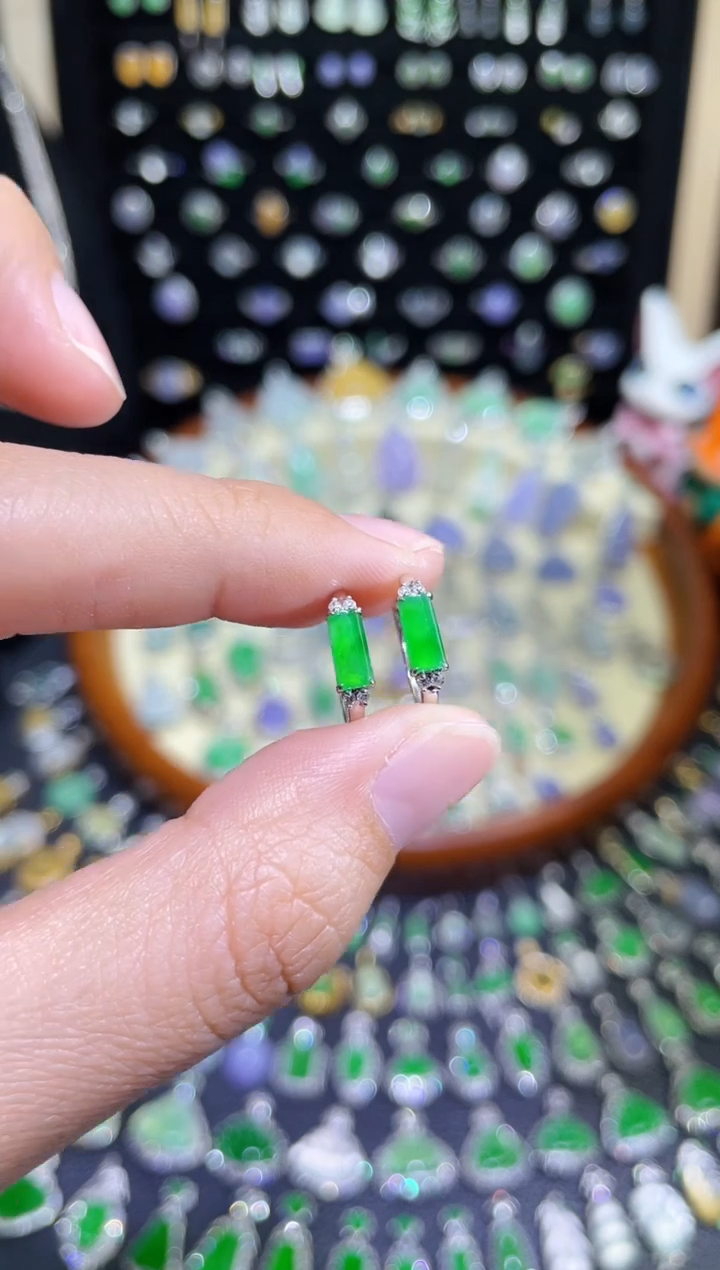 颈饰18K金镶嵌翡翠高冰满绿无事柱耳包