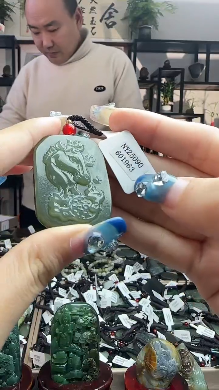 颈饰未镶嵌和田玉1963