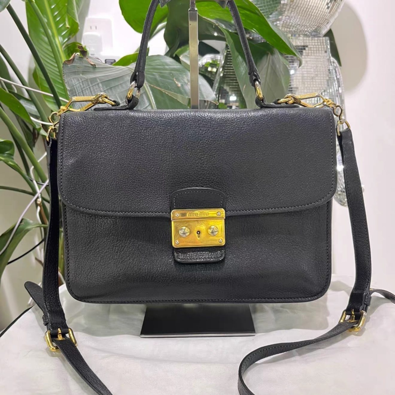 99新 MIU MIU/缪缪 缪缪黑金邮差翻盖包0215