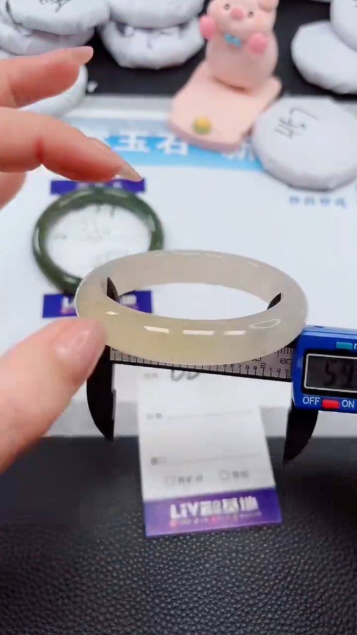 【闪购商品】石英质玉手镯未镶嵌680