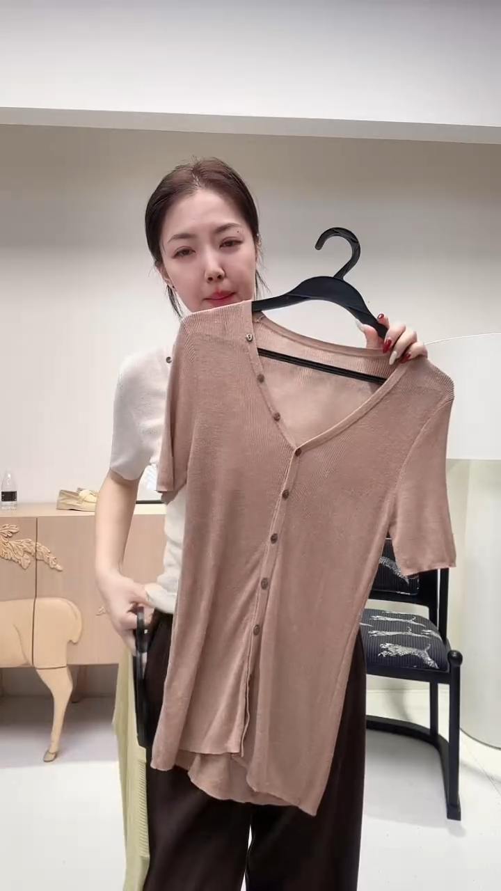 桃花红色V领羊毛打底