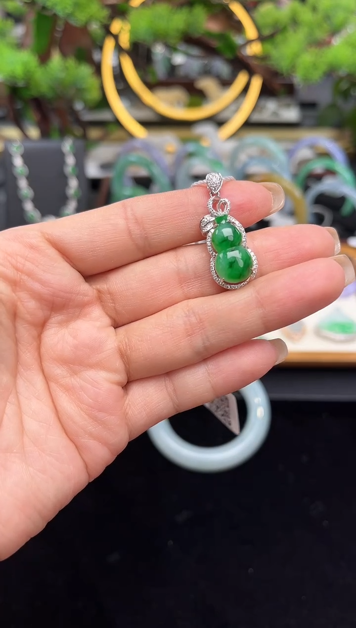 颈饰18K金镶嵌翡翠吊坠