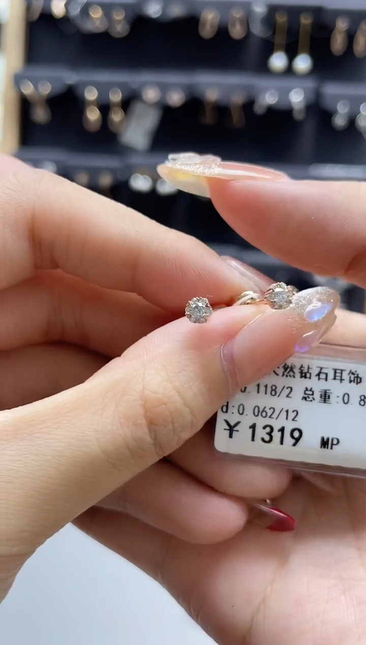 【闪购商品】钻石耳饰18K金镶嵌剪标签不退不换