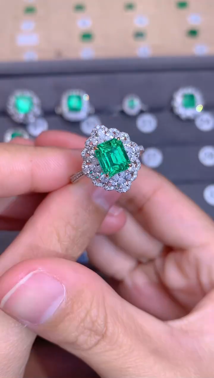 【闪购商品】祖母绿戒指18K金镶嵌1.39CT