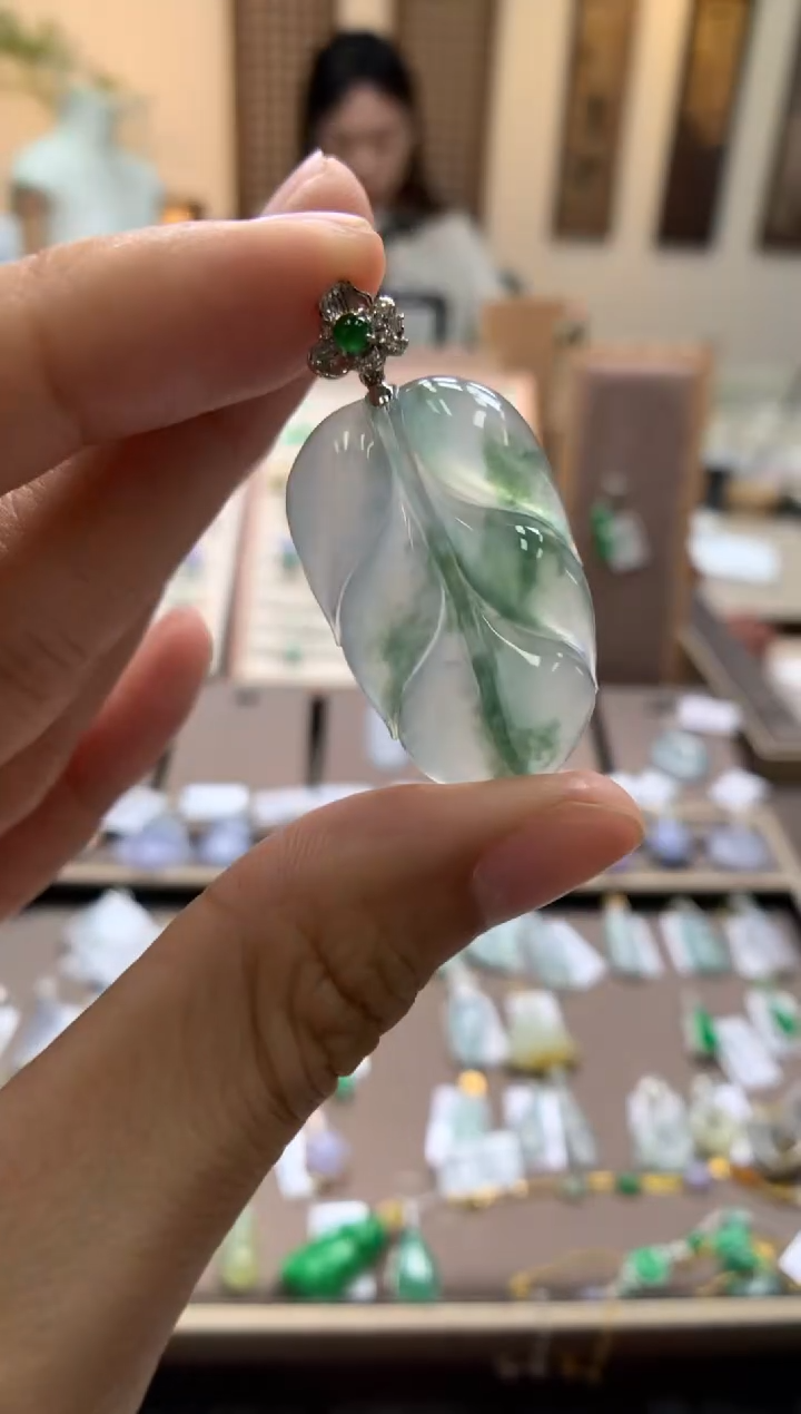 翡翠18K金镶嵌颈饰杨****杨叶子