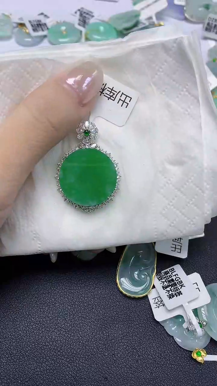翡翠18K金镶嵌颈饰天然缅甸翡翠A货多样性发其一