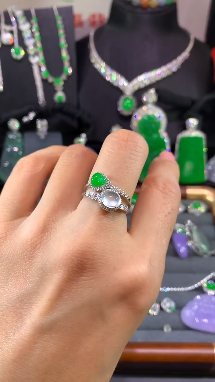 18K金镶嵌戒指翡翠戒指