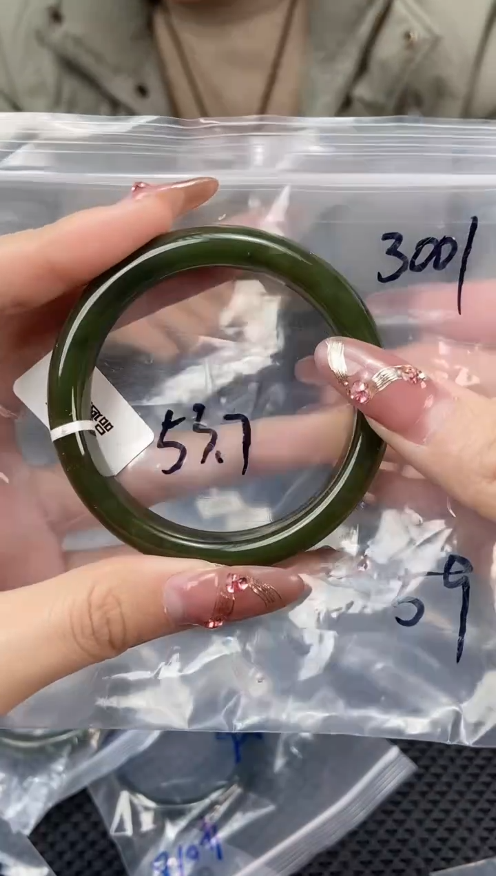 【闪购商品】和田玉手镯未镶嵌微瑕手镯3001