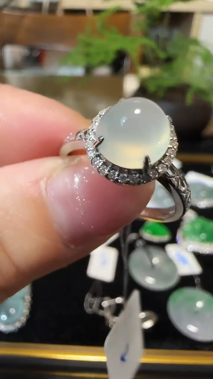 【闪购商品】翡翠戒指18K金镶嵌天然缅甸翡翠A货白冰蛋面戒指