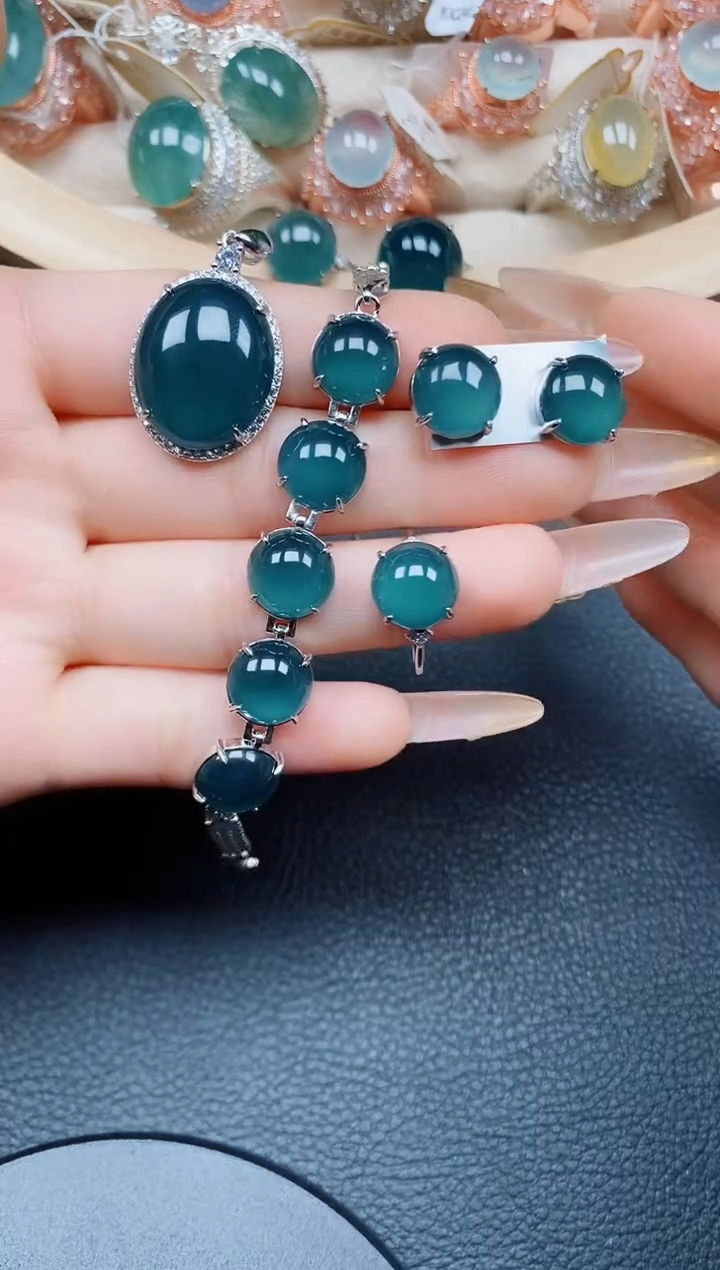 【闪购商品】翡翠吊坠(赠链)银S925镶嵌翡翠