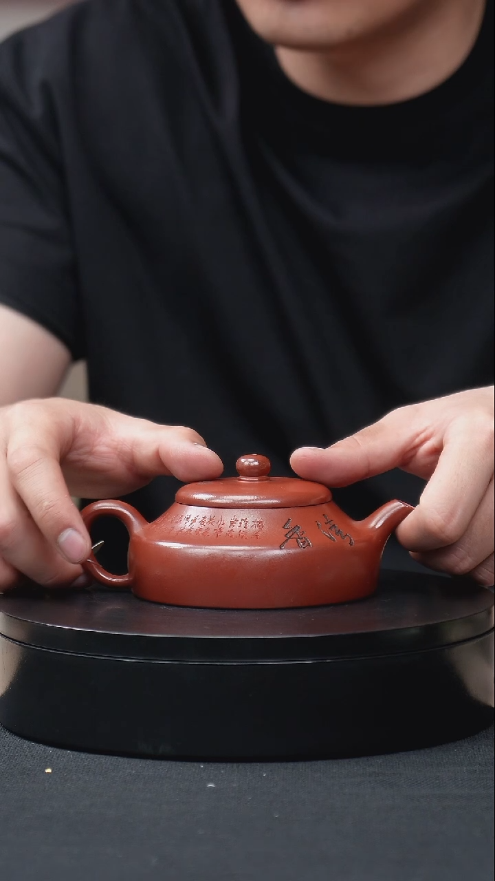 紫砂茶壶龙血砂刻绘梅香