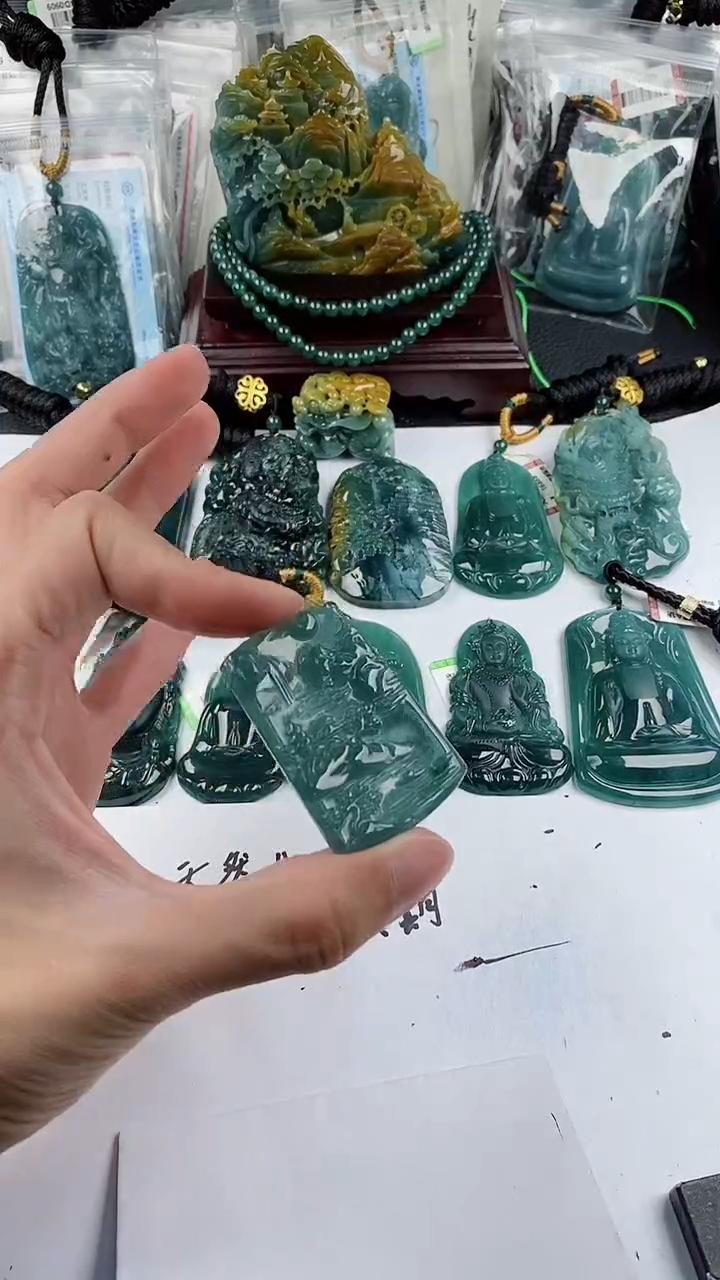 【闪购商品】翡翠颈饰未镶嵌 多样性一件随机发货 山水牌68