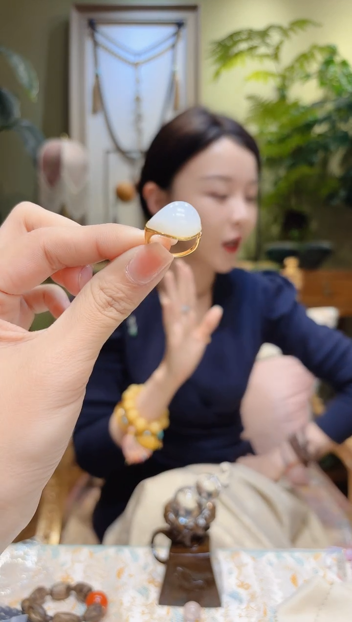 【闪购商品】和田玉戒指18K金镶嵌馒头和田玉戒指