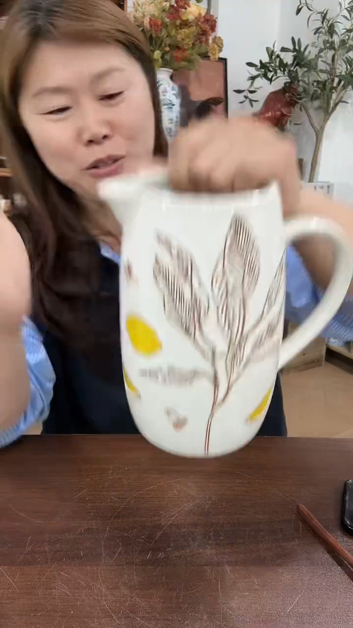 陶白色树叶柠檬凉水壶