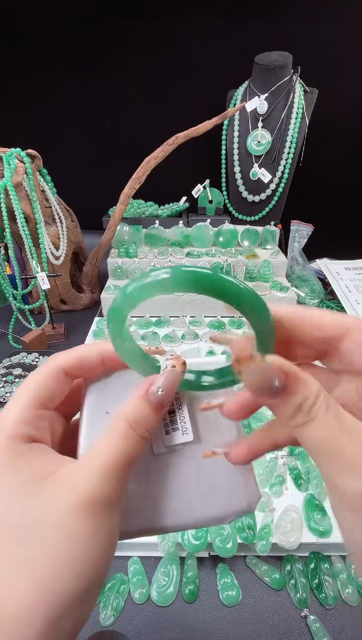 未镶嵌手镯石英质玉（非洲翠）D***n3.85 手镯