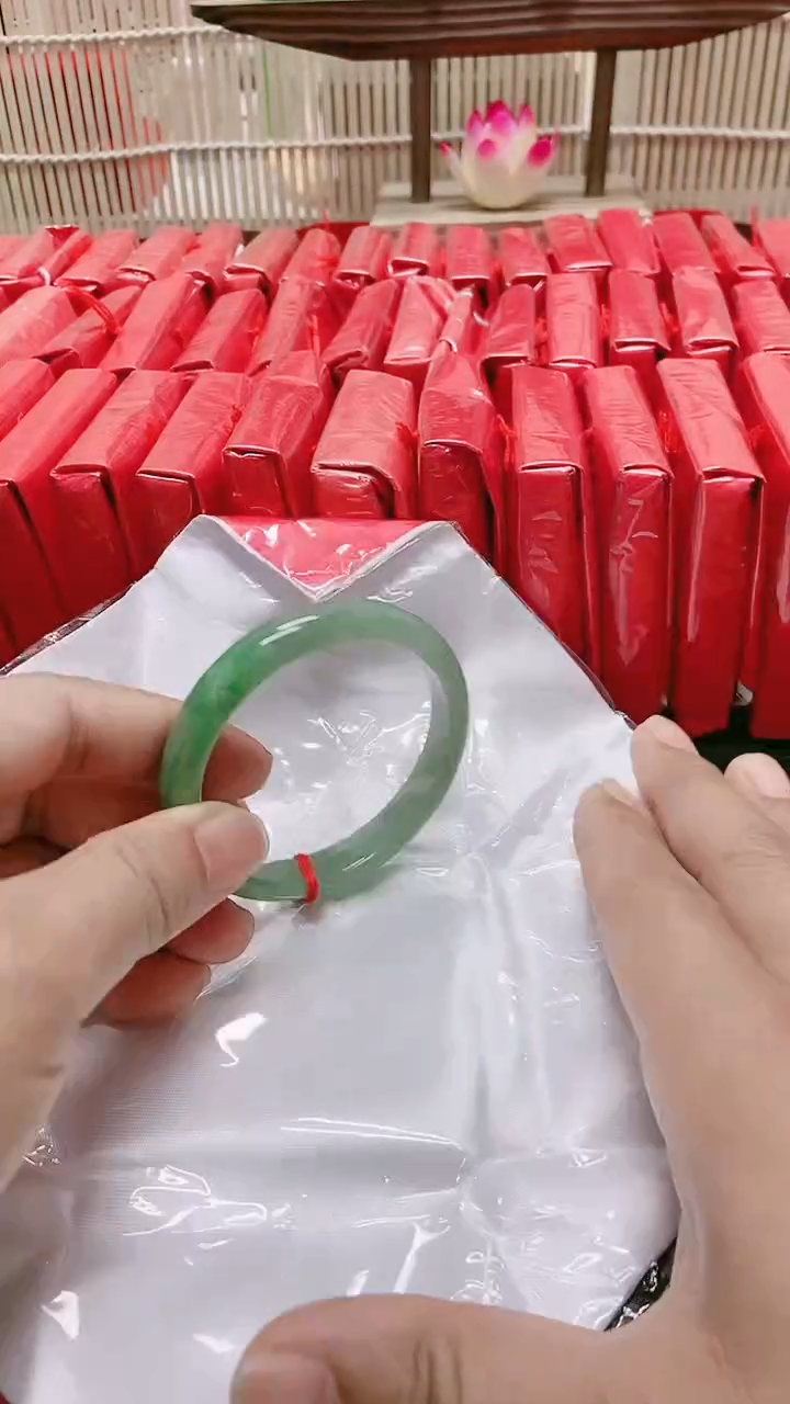 翡翠手镯未镶嵌1拍哪个图片就是发哪个