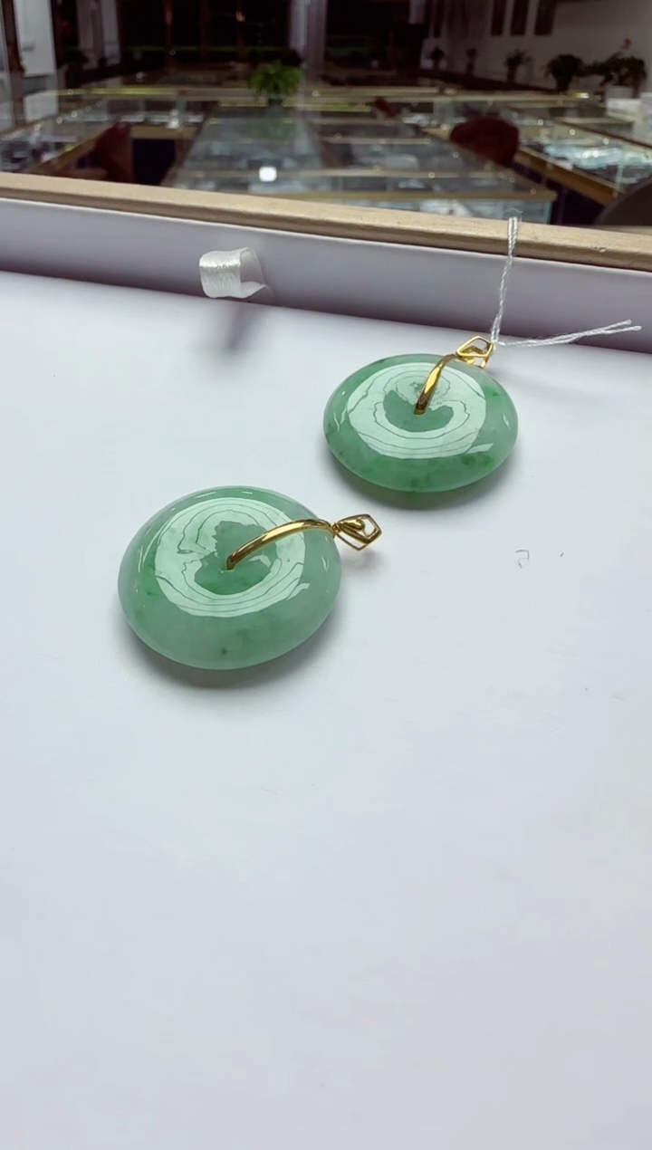 颈饰18K金镶嵌翡翠多样性发其一