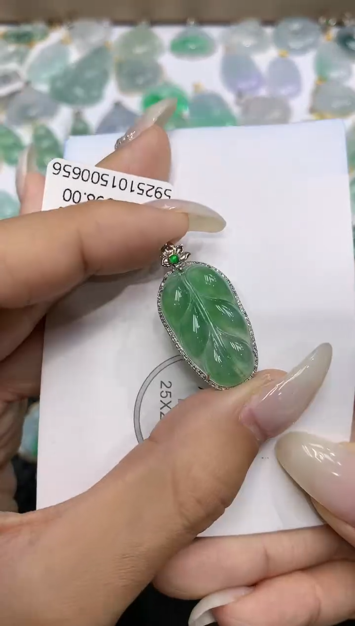 颈饰18K金镶嵌翡翠111111111111