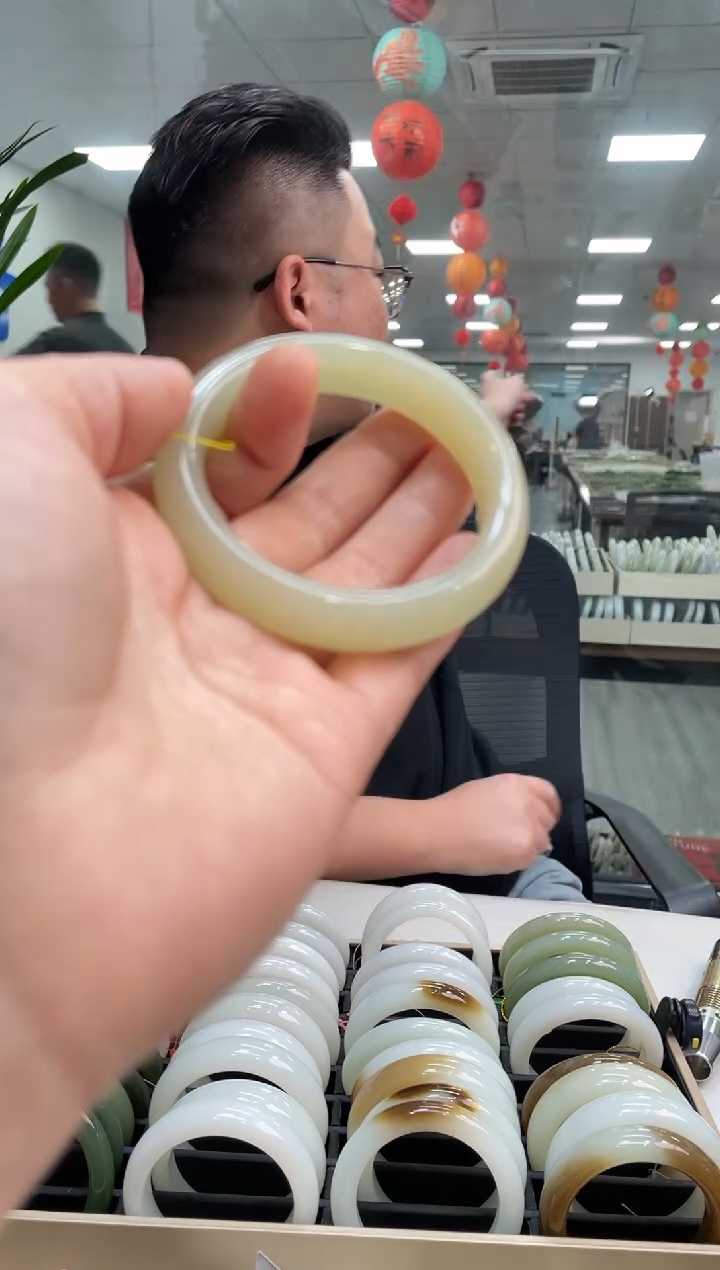 和田玉手镯未镶嵌蜂蜜冻手镯脖子圈口随机发一件