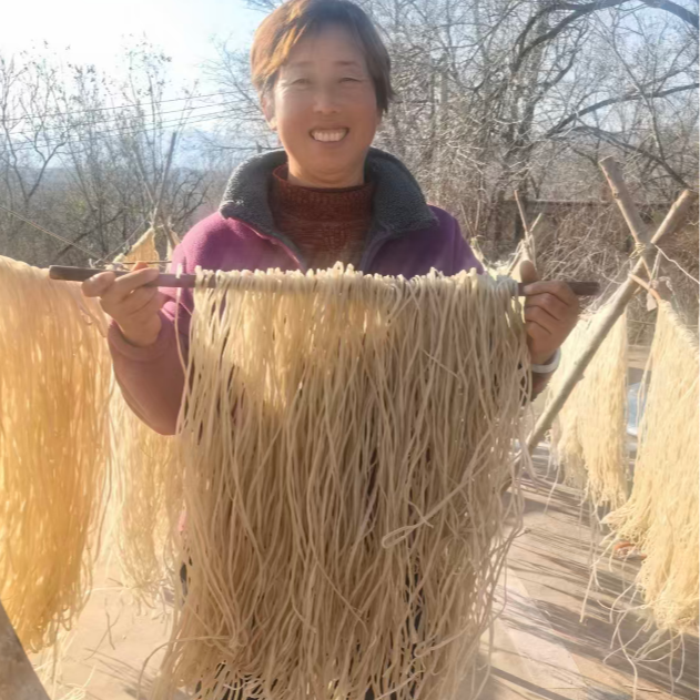 河北传统特产手工红薯做的粉条自然晾晒