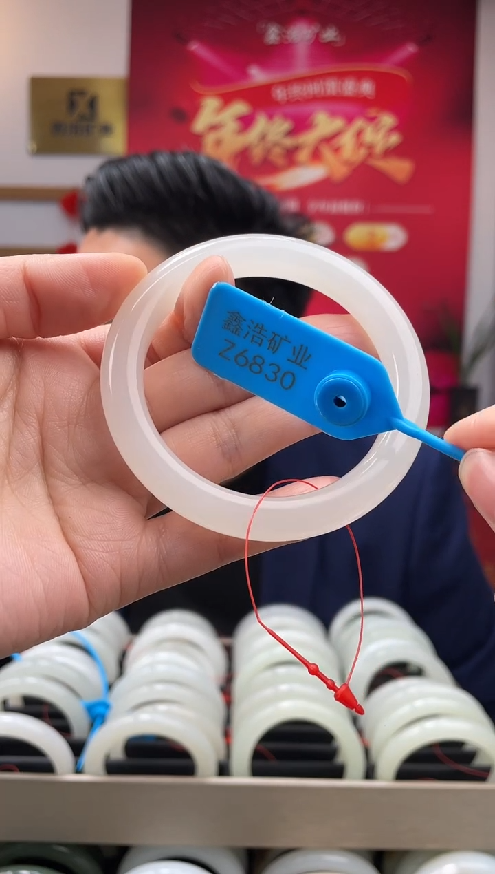 【闪购商品】和田玉手镯未镶嵌白胶猫 Z6830 圈口60