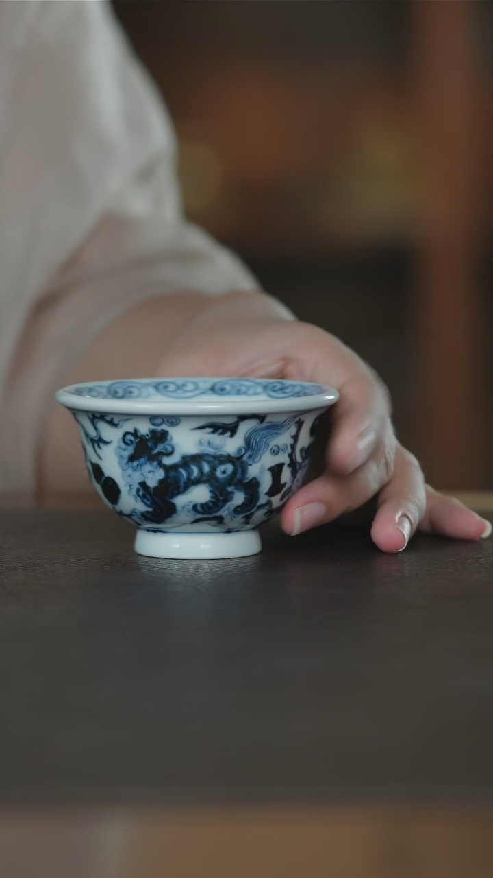 元青花双狮压手杯 