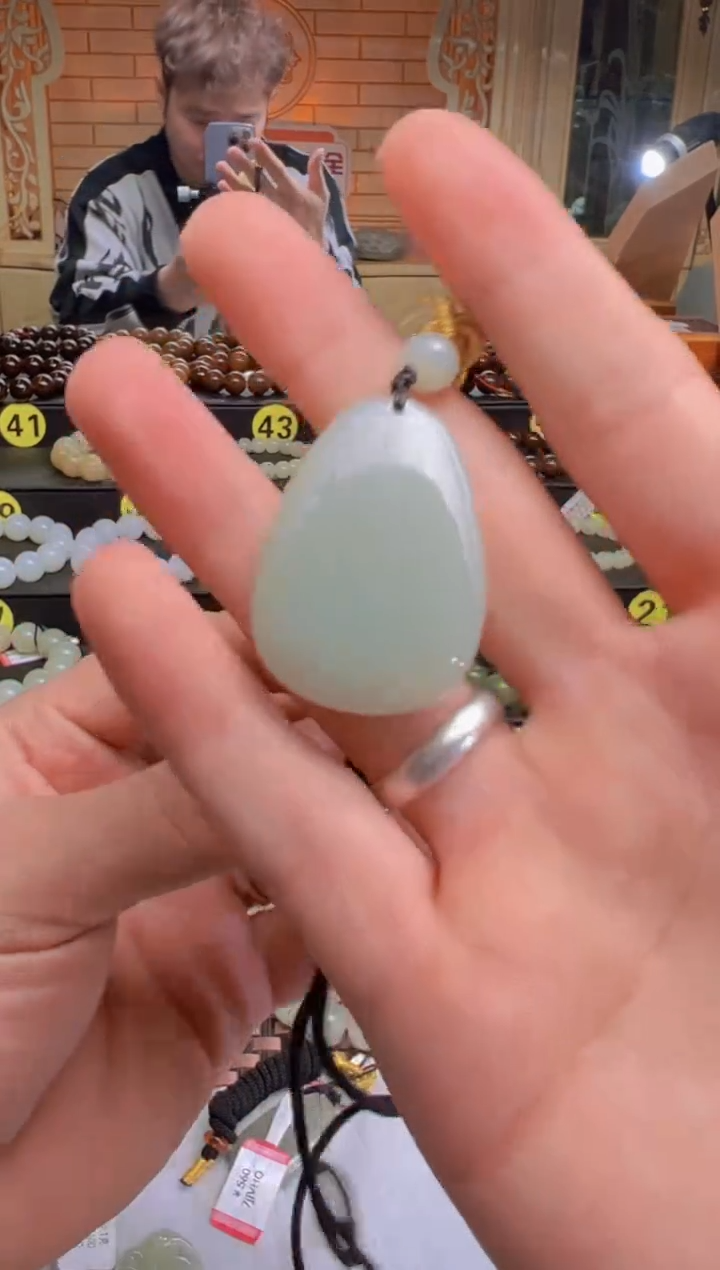 【闪购商品】和田玉吊坠(赠链)未镶嵌且末料青白玉水滴牌