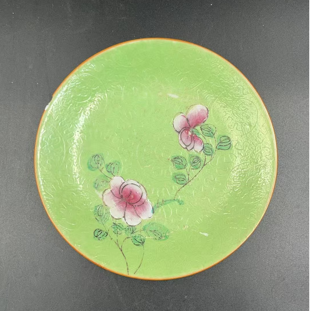 乾隆绿地粉彩暗刻花卉盘-32