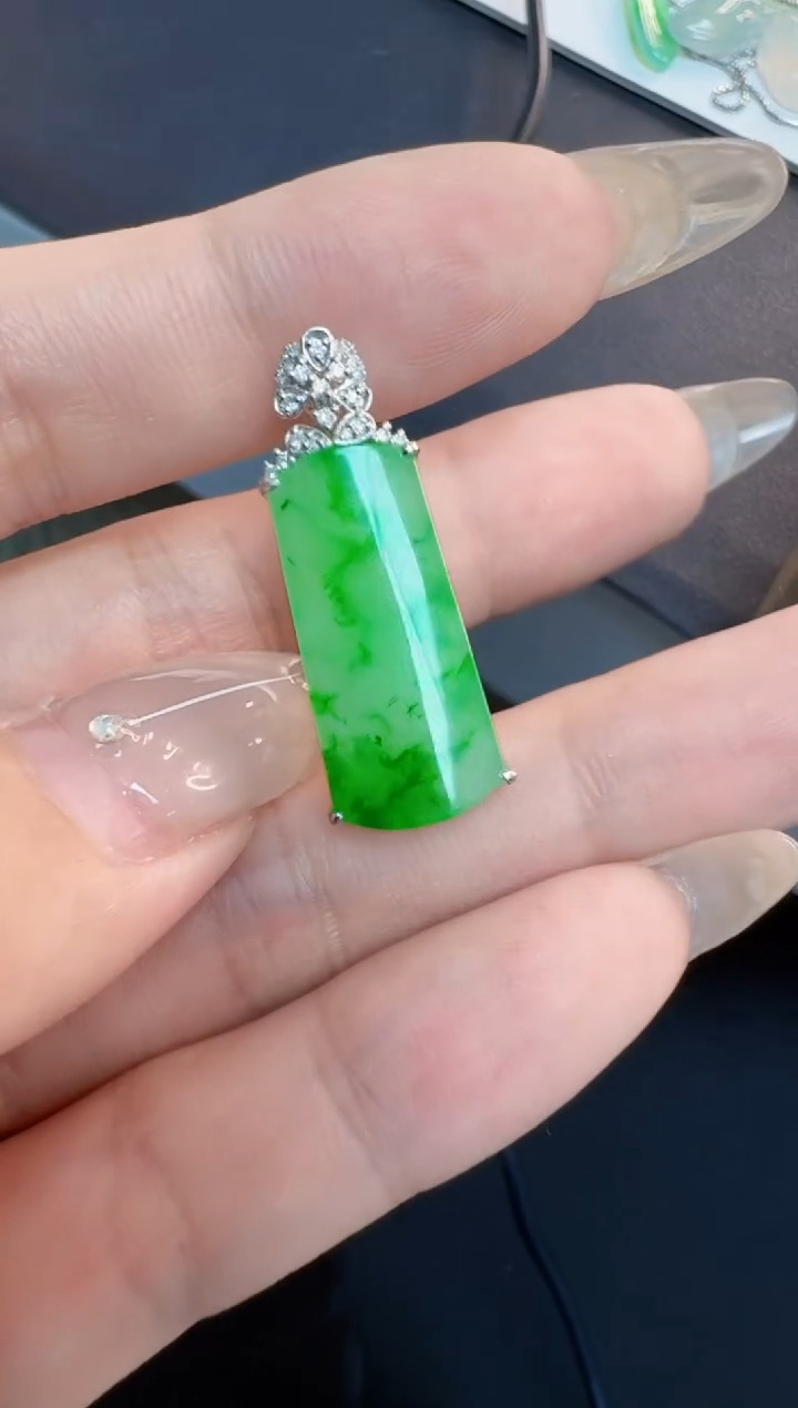 翡翠18K金镶嵌颈饰缅甸天然A货