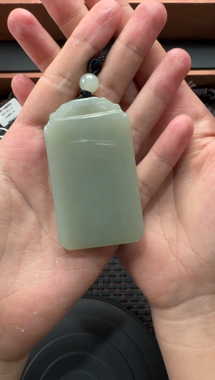 吊坠(赠链)未镶嵌和田玉ε****e新疆且末近矿无事牌