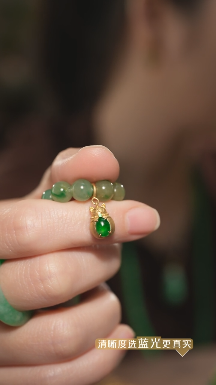 【闪购商品】翡翠吊坠(不含链)18K金镶嵌辣绿翡翠招财猫吊坠