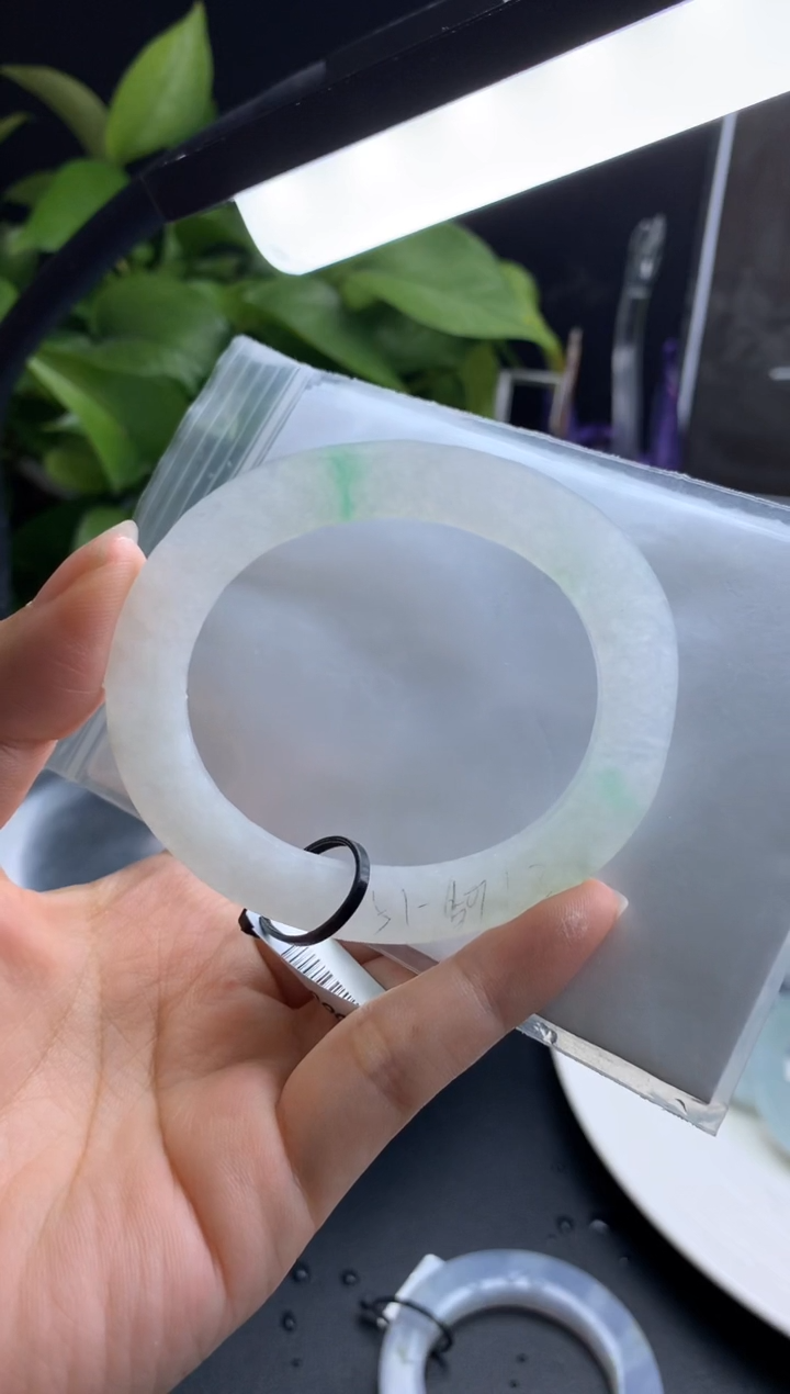 【闪购商品】定制翡翠翡翠手镯定制未镶嵌叮当白底青50-60