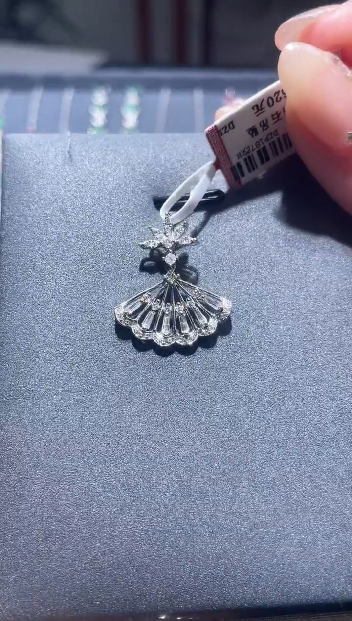 【闪购商品】钻石吊坠(不含链)18K金镶嵌钻石吊坠