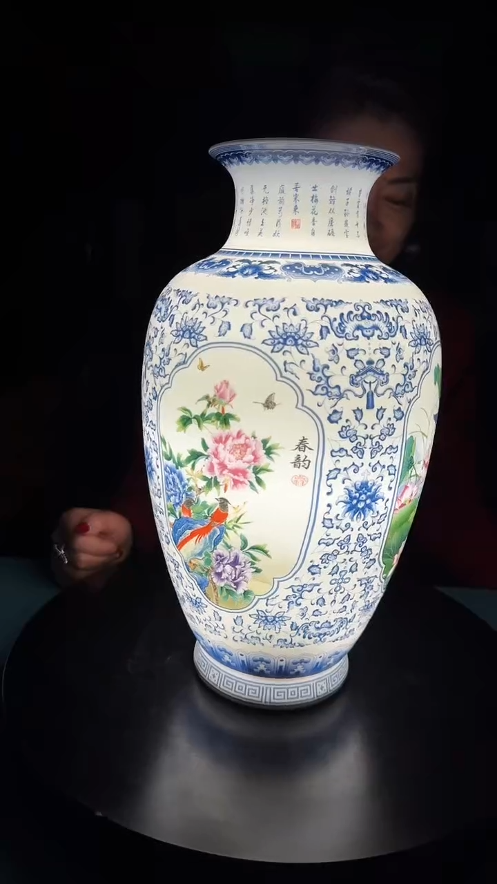 瓷四季开窗花鸟松子瓶