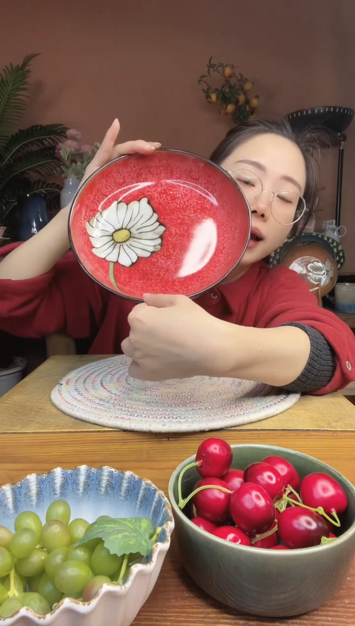 陶瓷8.3英寸手绘花朵深盘 微瑕疵
