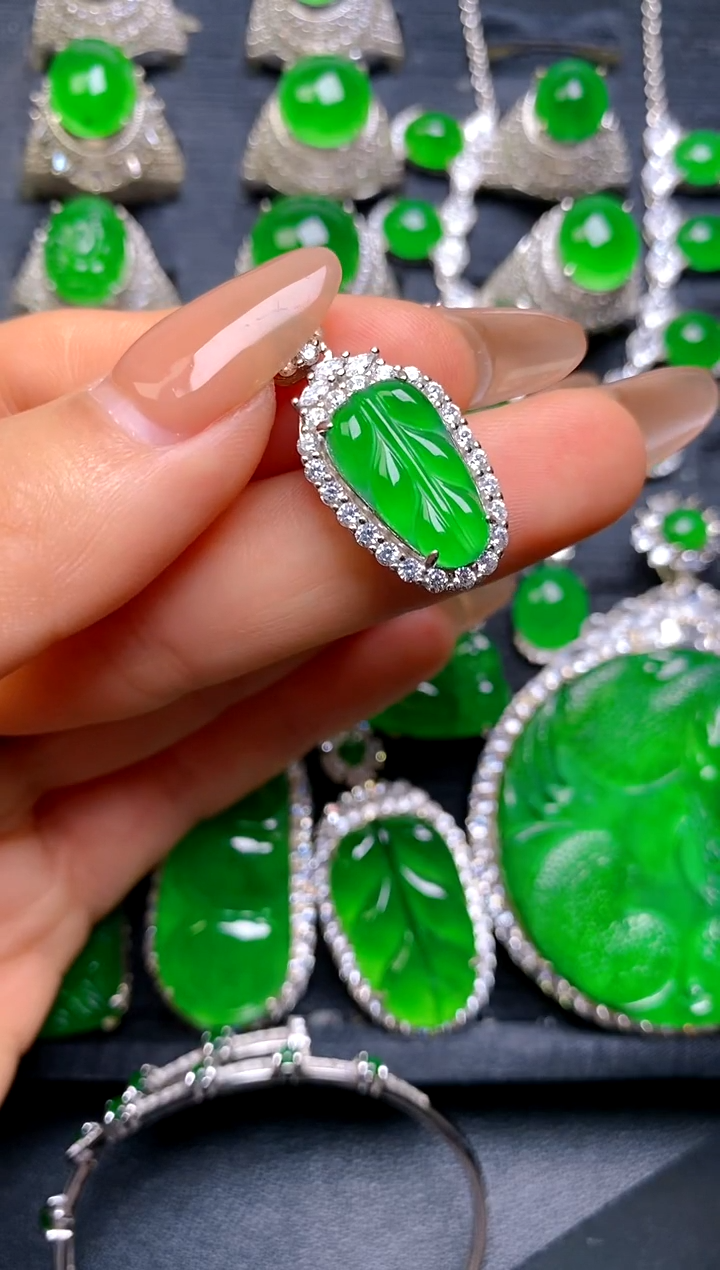 【闪购商品】翡翠吊坠(赠链)银S925镶嵌吊坠