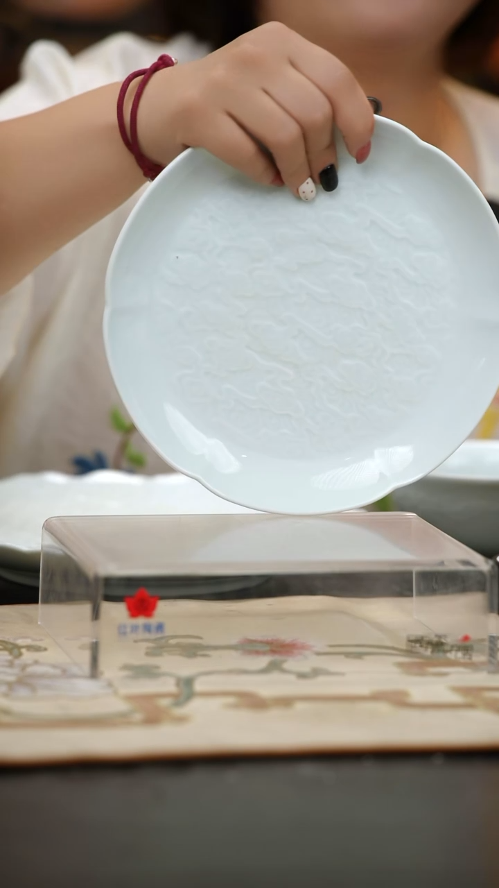 1个正价8寸影青雕刻祥云荷口碟