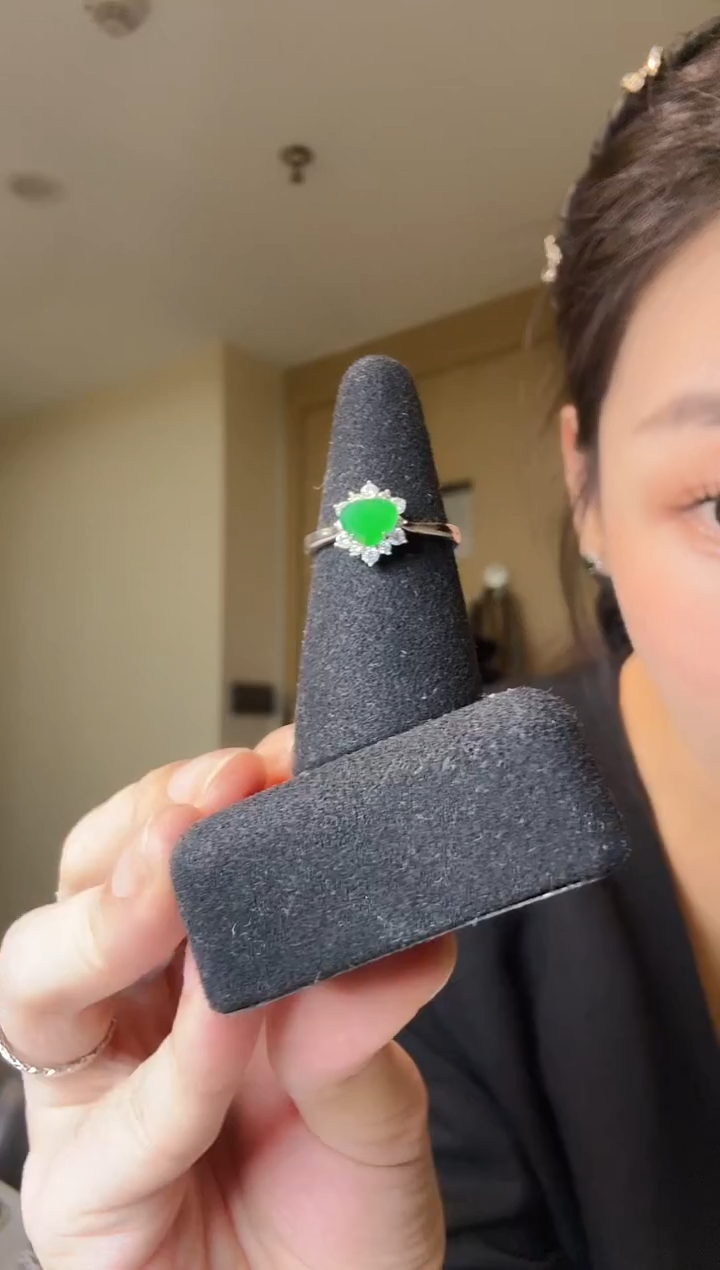 翡翠戒指银S925镶嵌天然翡翠戒指