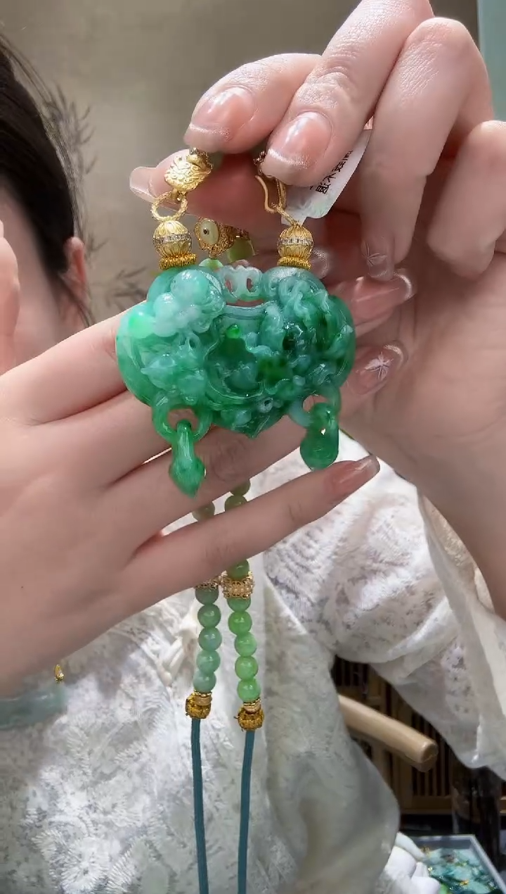 【闪购商品】翡翠未镶嵌颈饰吊坠