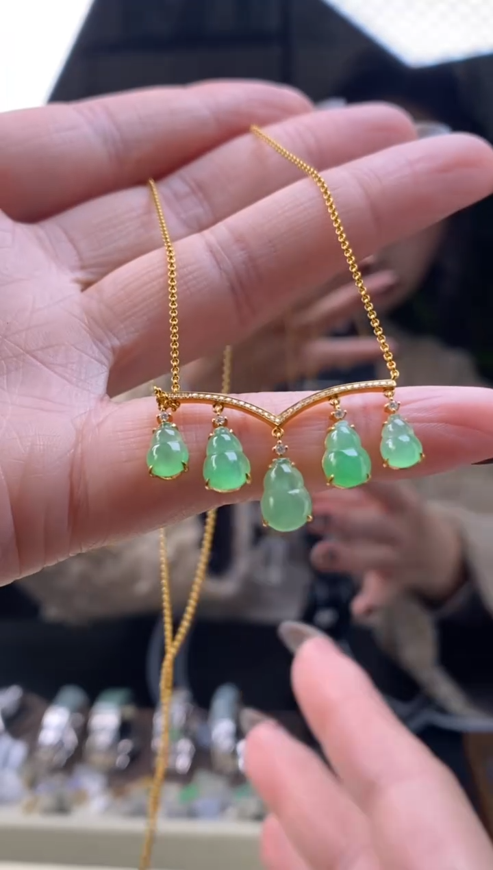 颈饰18K金镶嵌翡翠11520