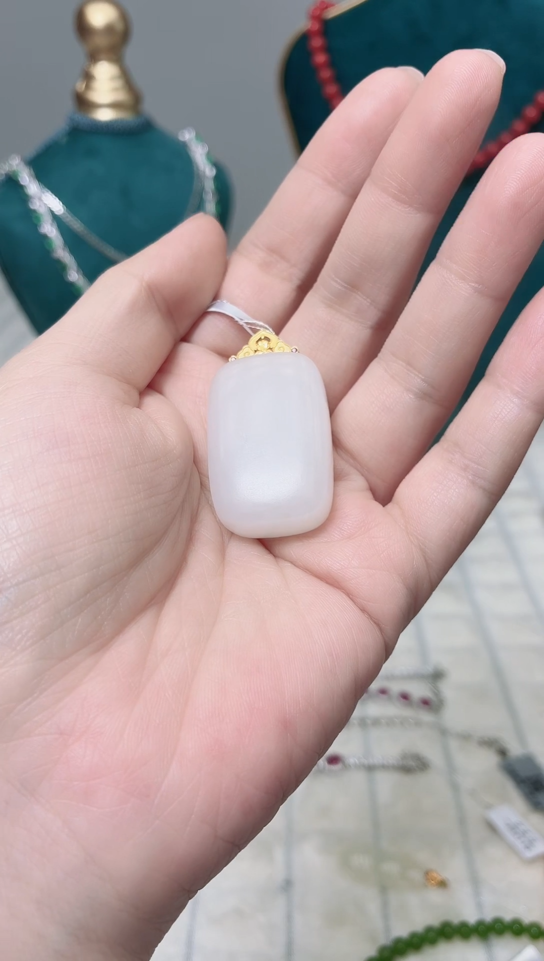 吊坠(不含链)18K金镶嵌和田玉199BJ1225产品一个（多样性）