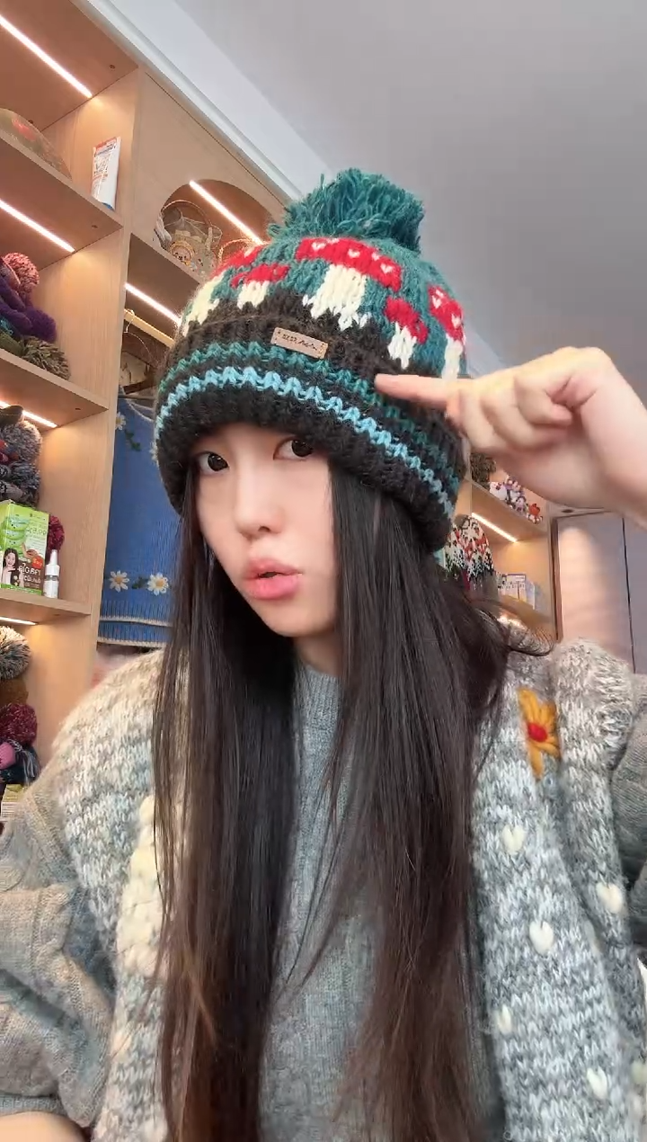 羊毛蓝绿咖撞色蘑菇帽 