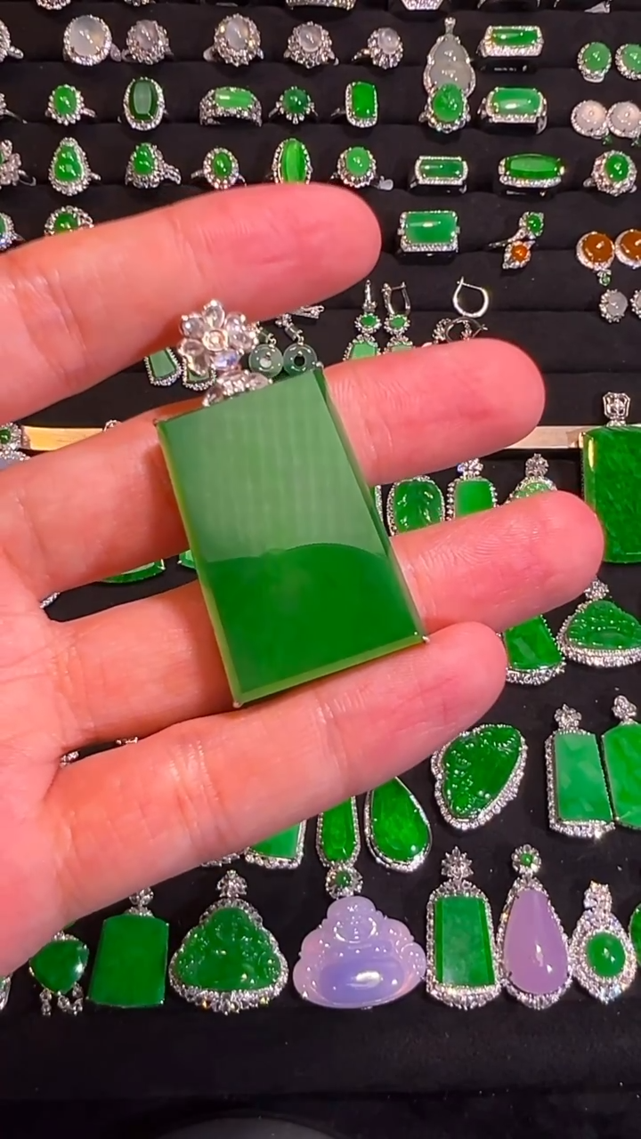 18K金镶嵌挂件翡翠吊坠