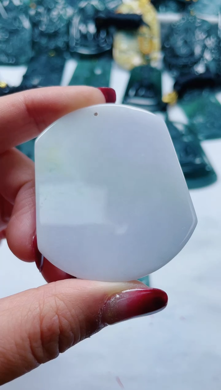 【闪购商品】翡翠颈饰未镶嵌        