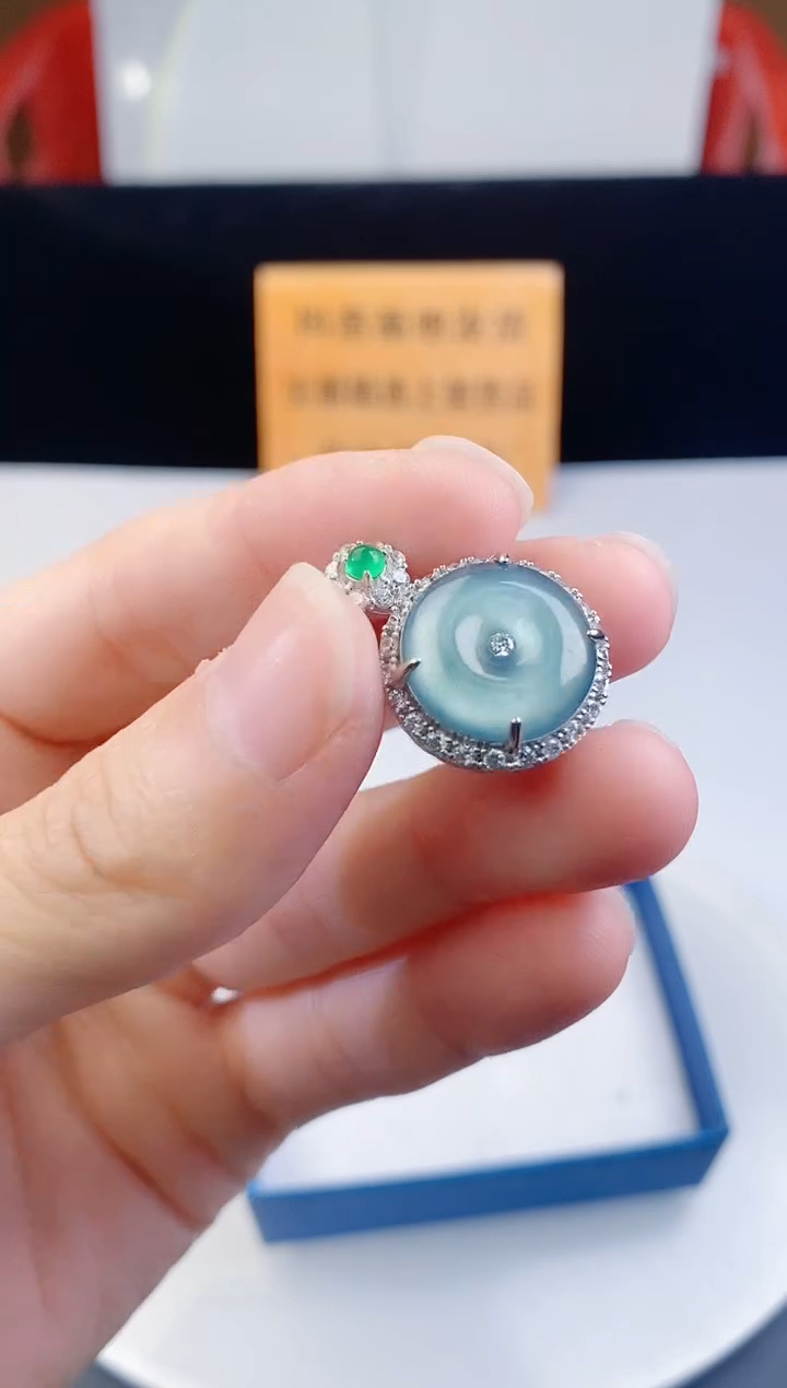 颈饰未镶嵌翡翠 