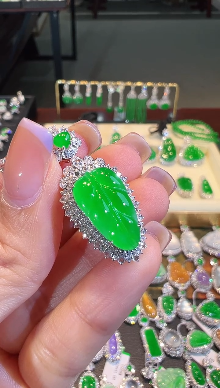 【闪购商品】翡翠吊坠(不含链)18K金镶嵌翡翠