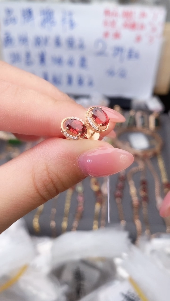 18K金镶嵌耳饰石榴石--专柜--