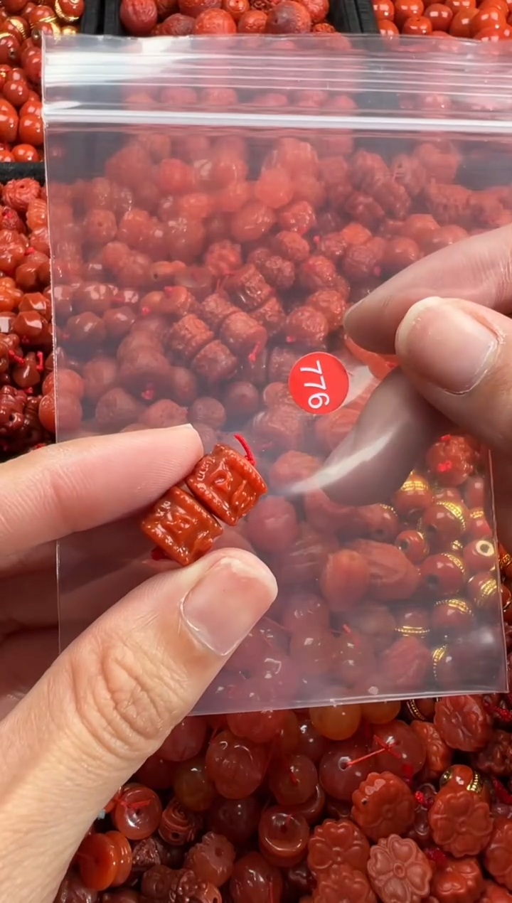 南红玛瑙未镶嵌颈饰1