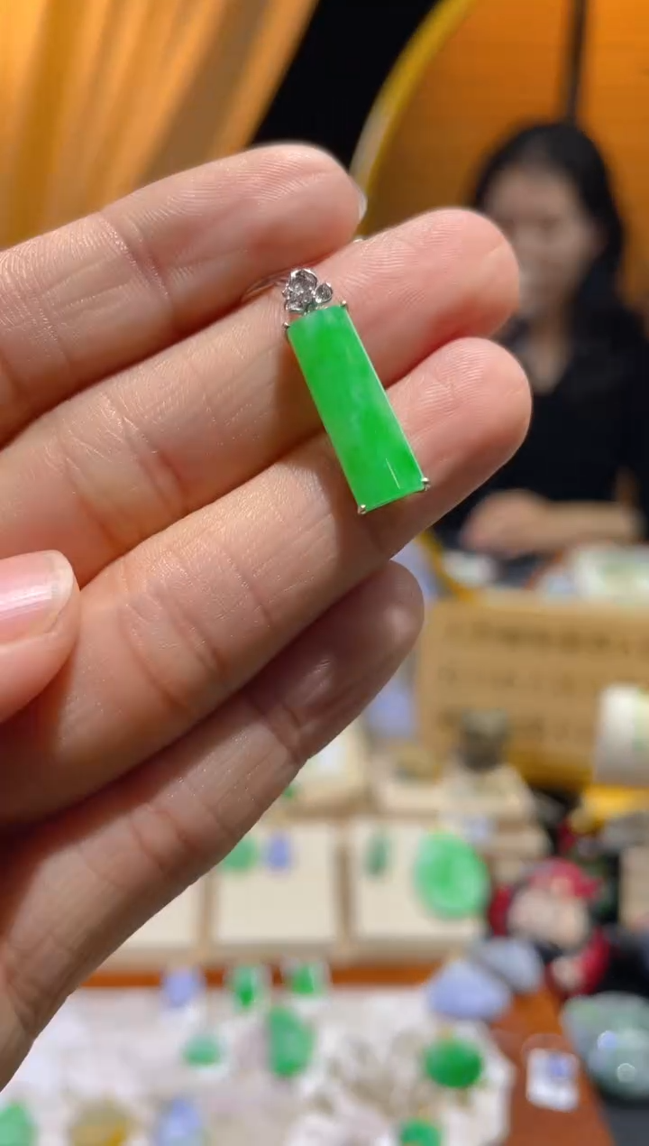 【闪购商品】翡翠颈饰18K金镶嵌假一赔三